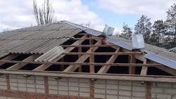 В Благодарненском округе после урагана восстанавливают крыши зданий
