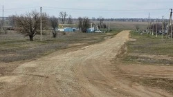 В селе Мирном на одной из улиц укрепили дорожное покрытие