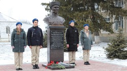 На Ставрополье открыли бюст Героя Советского союза в сельской школе 