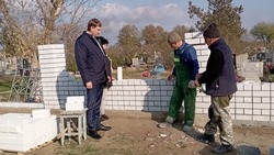 В селе Благодарненского округа ремонтируют кладбищенское ограждение